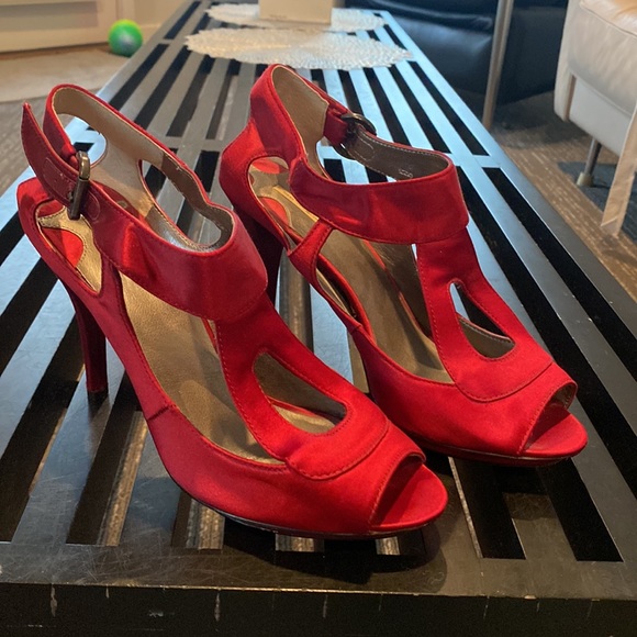 Max Studio Women’s Red Satin heel - Picture 2 of 10